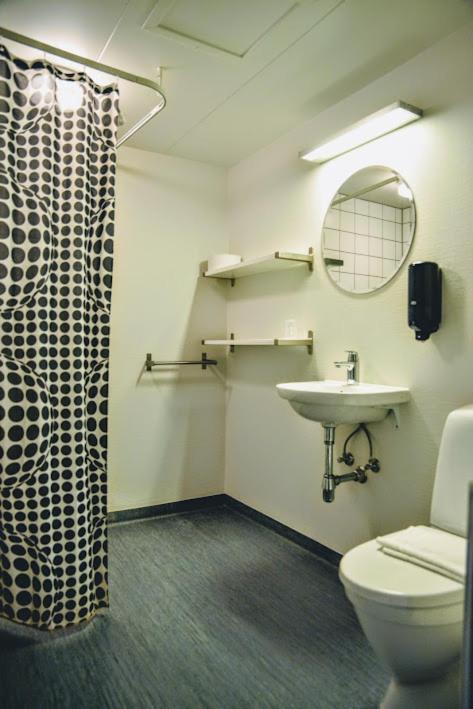 Ostello Stoberiet Svendborg Esterno foto A typical shower room