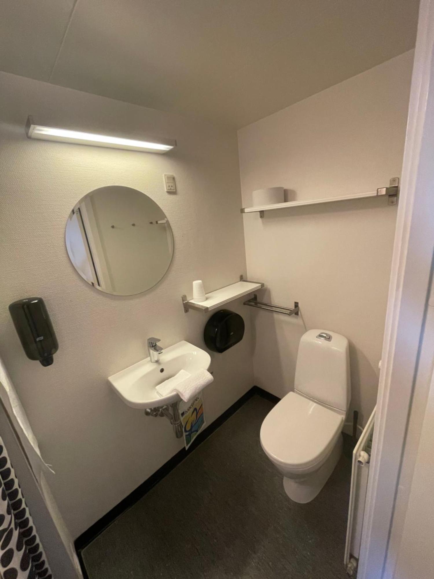 Ostello Stoberiet Svendborg Esterno foto A typical bathroom in a hostel