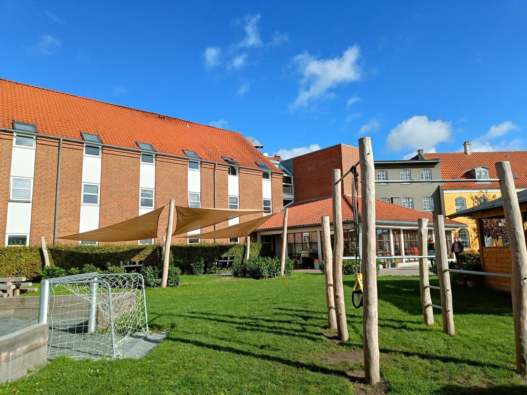 Ostello Stoberiet Svendborg Esterno foto The school's main building